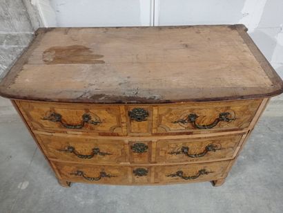 Commode à façade légèrement cintrée en bois...