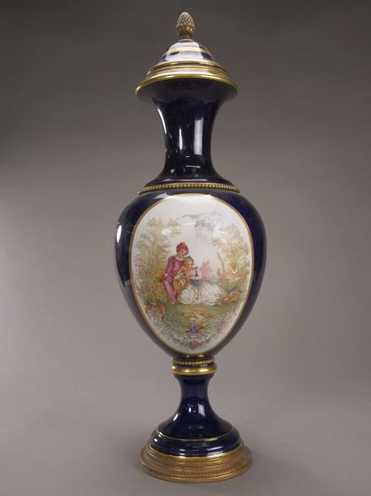 Sèvres, dans le style de.

Vase balustre...