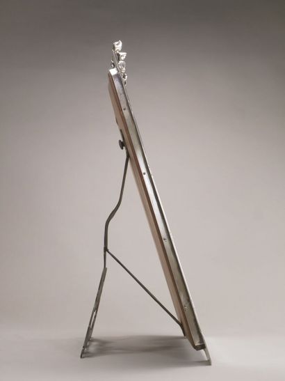Miroir de table en bronze argenté.

La partie...