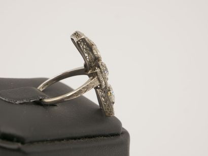 Bague en platine 850 millièmes, le centre...