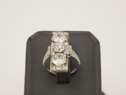 Bague en platine 850 millièmes, le centre...