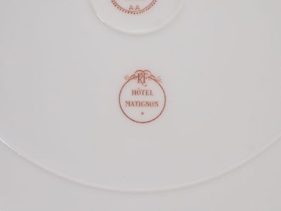 SEVRES, 1864.

Assiette en porcelaine polychrome...