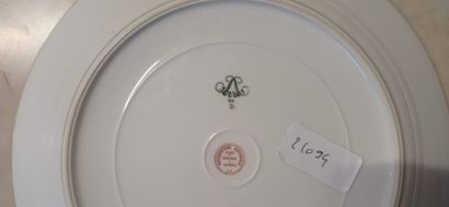 SEVRES, 1864.

Assiette en porcelaine polychrome...