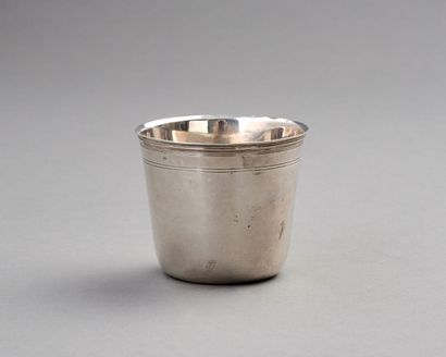 Petite gobelet en argent souligné de filets.

Poinçon...