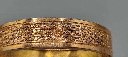 Bracelet rigide en or 750°° orné de motifs...