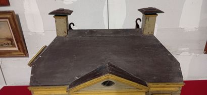 Importante cage à oiseaux figurant une maison...