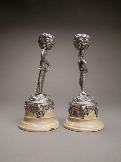 Paire de bougeoirs en bronze argenté et garnitures...