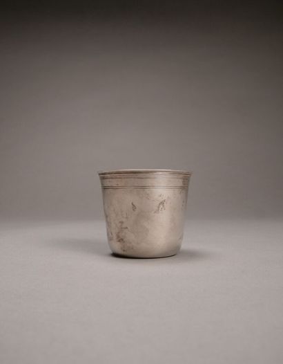 Petite gobelet en argent souligné de filets.

Poinçon...