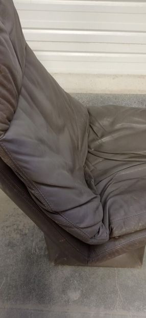 Geoffrey HARCOURT (1931), dans le style de.

Chaise...