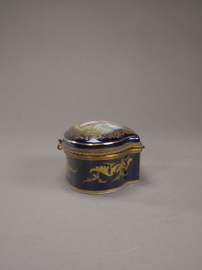 Château de Longpré.

Boîte à bijoux polylobée...