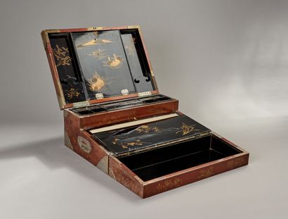 Coffret écritoire en laque à décor toute...
