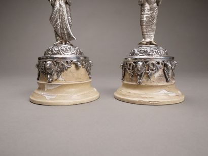 Paire de bougeoirs en bronze argenté et garnitures...