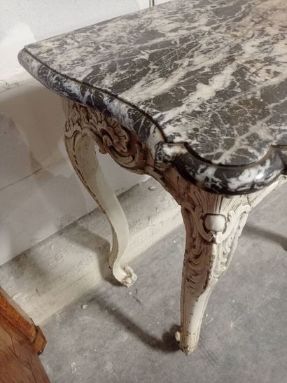 Console d'entre-deux en bois sculpté et relaqué...