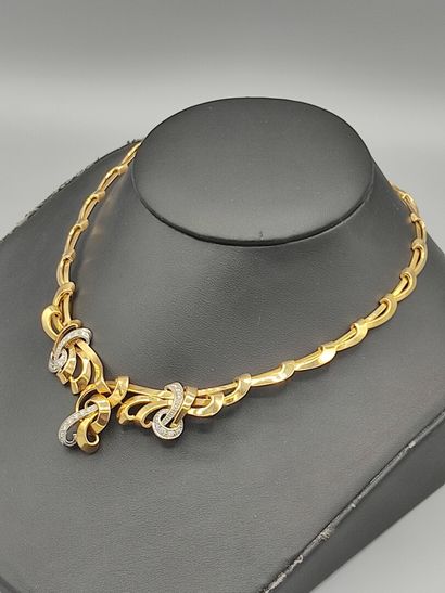 Collier draperie en or jaune 750°° semi articulé...