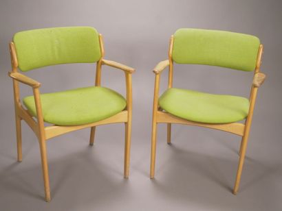 Erik BUCH (1923-1973).

Paire de fauteuils...