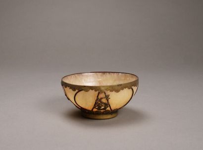 CHINE.

Petite coupe en pierre dure orangée.

Monture...