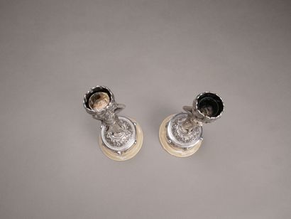 Paire de bougeoirs en bronze argenté et garnitures...