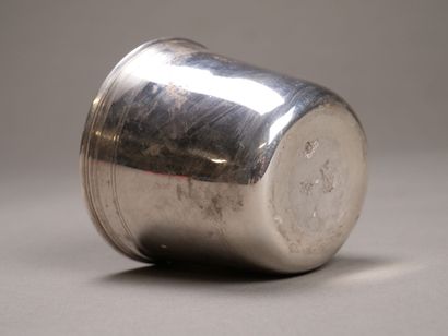 Petite gobelet en argent souligné de filets.

Poinçon...