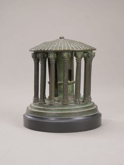 Curieux brûle-parfum en bronze à patine verte.,...