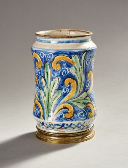 Albarello en faience polychrome, à décor...