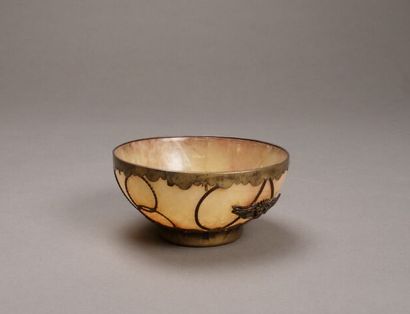 CHINE.

Petite coupe en pierre dure orangée.

Monture...