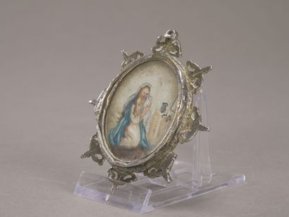 Pendentif formant médaillon en métal doré.

Décor...