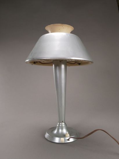 Lampe moderniste de bureau en métal nickelé...