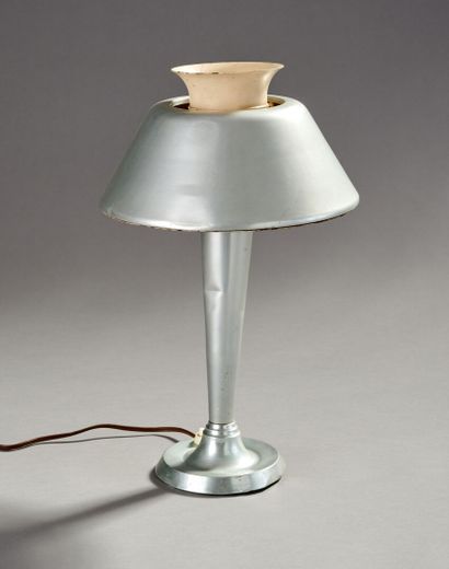 Lampe moderniste de bureau en métal nickelé...
