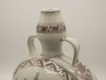 CHINE.

Gourde en porcelaine à décor manganèse...