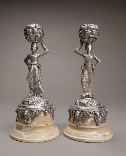 Paire de bougeoirs en bronze argenté et garnitures...