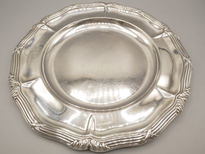 Plat rond en argent bordé de filets et rubans...