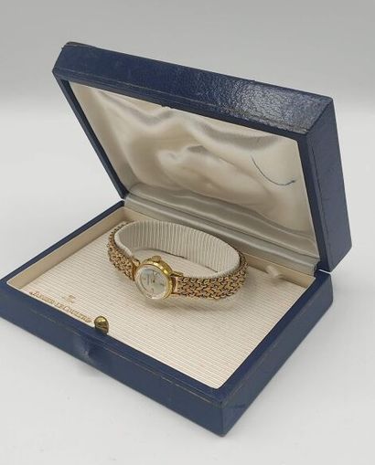JAEGER LECOULTRE

Montre de dame en or jaune...