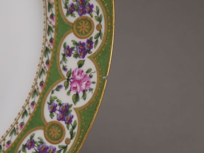 SEVRES, 1864.

Assiette en porcelaine polychrome...