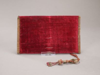 Petite pochette en velours rouge.

Décor...