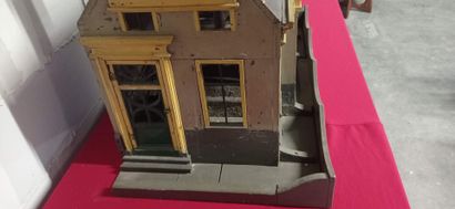 Importante cage à oiseaux figurant une maison...