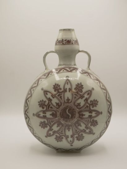CHINE.

Gourde en porcelaine à décor manganèse...