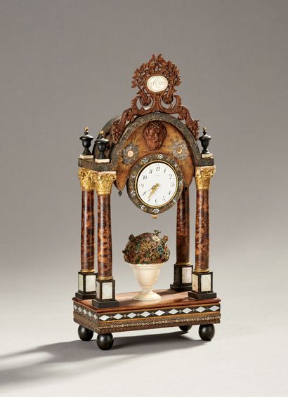 Curieuse pendulette en bois de placage et...