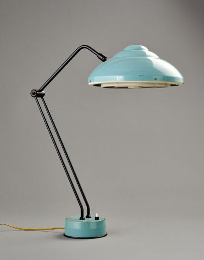 Lampe de bureau en métal laqué bleu et noir.

Bras...