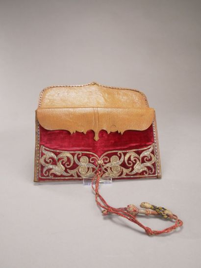 Petite pochette en velours rouge.

Décor...