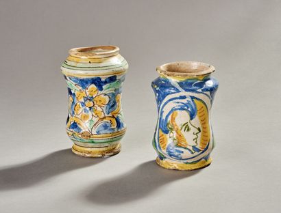 Deux albarels en faience polychrome.

L'un...