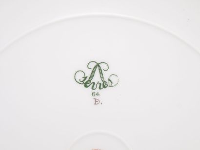 SEVRES, 1864.

Assiette en porcelaine polychrome...