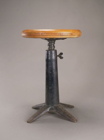 SINGER

Tabouret industriel.

Piétement en...
