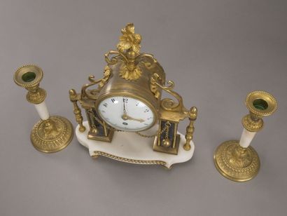 Petite garniture de cheminée en bronze doré....