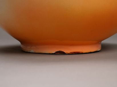 Vase boule à col étroit en céramique orangée.

H:...