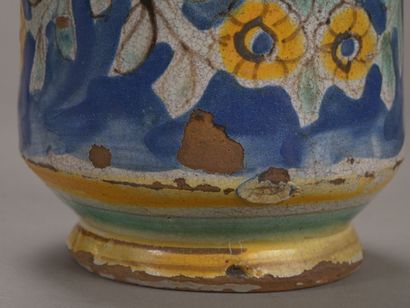 Albarel en faïence polychrome à décor de...