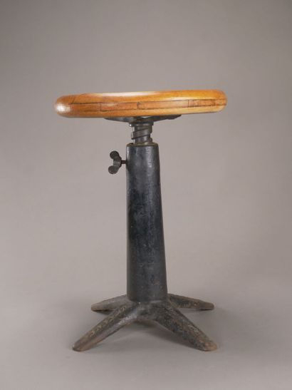 SINGER

Tabouret industriel.

Piétement en...