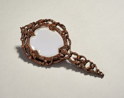 Miroir de dame, face à main en bois sculpté.

Décor...