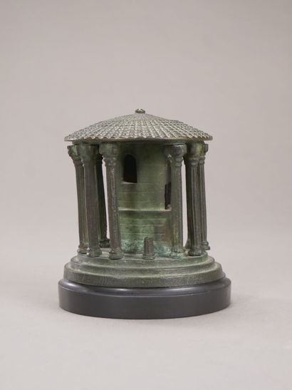 Curieux brûle-parfum en bronze à patine verte.,...