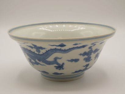 col évasé
CHINE.

Bol en porcelaine bleu-blanc,...