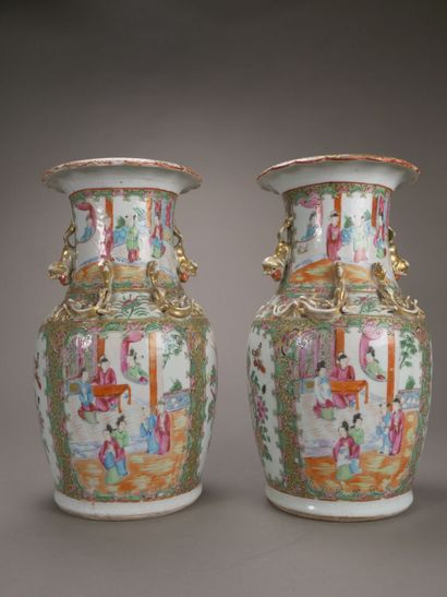 CANTON.

Paire de vases balustres en porcelaine...